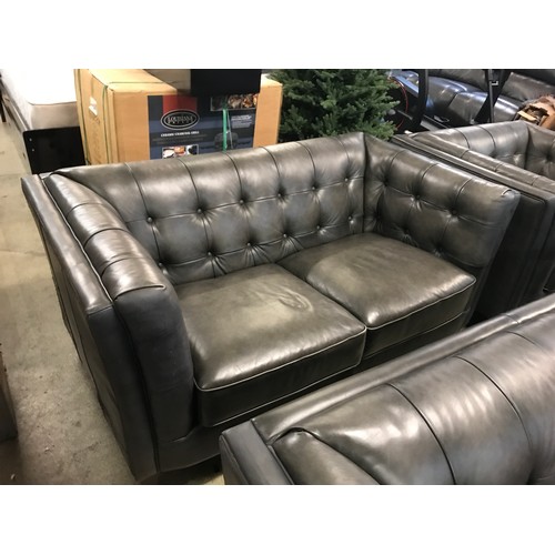 1485 - Vintage flint leather buttoned three seater sofa, two seater sofa and armchair - damaged leather