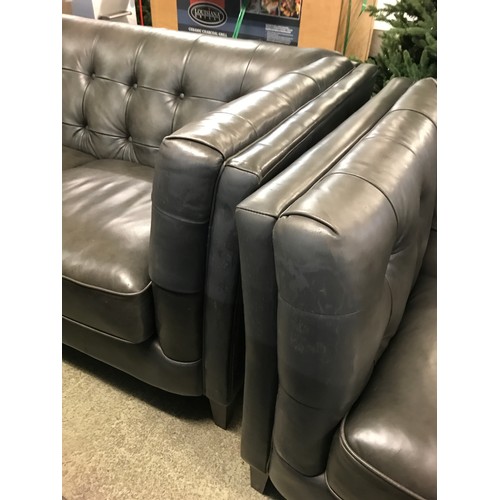 1485 - Vintage flint leather buttoned three seater sofa, two seater sofa and armchair - damaged leather