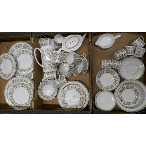 1071 - A Susie Cooper Venetia dinner and tea service **PLEASE NOTE THIS LOT IS NOT ELIGIBLE FOR POSTING AND... 