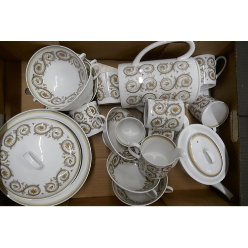 1071 - A Susie Cooper Venetia dinner and tea service **PLEASE NOTE THIS LOT IS NOT ELIGIBLE FOR POSTING AND... 