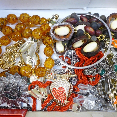 647 - A box of costume jewellery