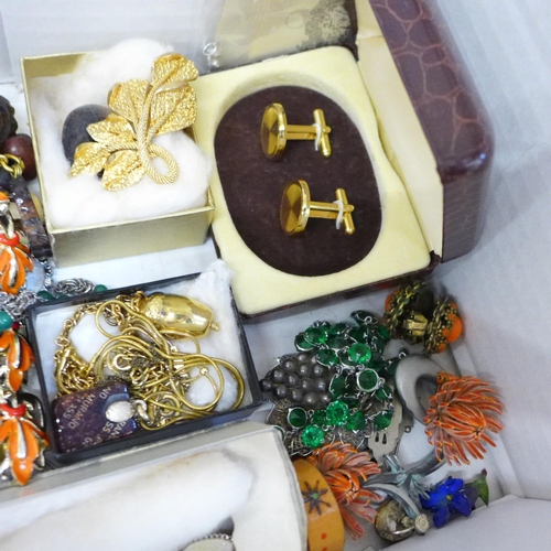 647 - A box of costume jewellery