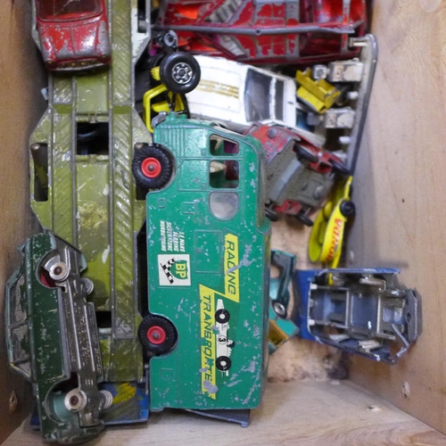 697 - A collection of plastic toy soldiers, die-cast model vehicles, Dinky, Corgi and Matchbox, playworn, ... 