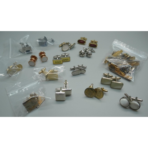 871 - Fifteen pairs of cufflinks and fifteen tie-pins/tacks