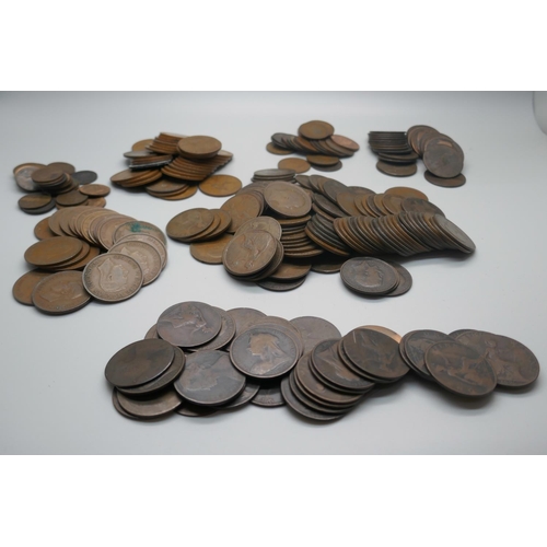 872 - A collection of penny coins, early Victorian and later, and some half-penny coins