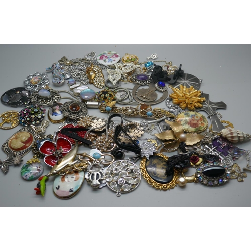 885 - Costume brooches, pendants, etc.