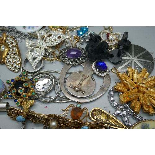 885 - Costume brooches, pendants, etc.