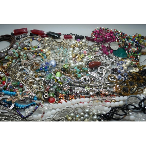 886 - Assorted costume jewellery