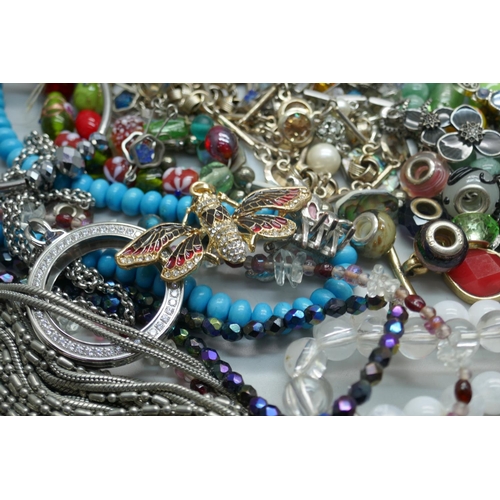 886 - Assorted costume jewellery