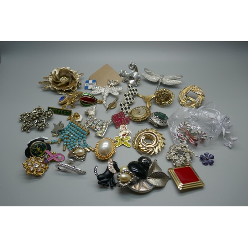 888 - Forty badges, scarf clips and brooches