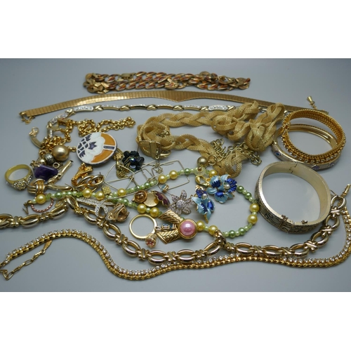 892 - A collection of gold tone jewellery