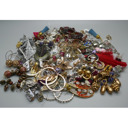 894 - Over 70 pairs of costume earrings