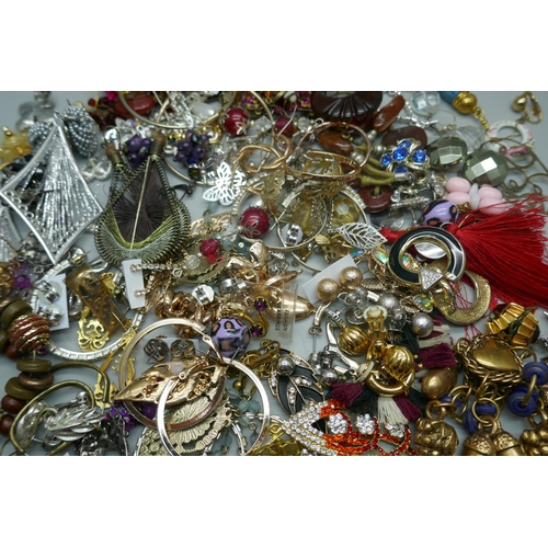 894 - Over 70 pairs of costume earrings