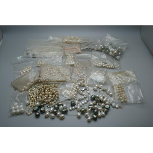 895 - Assorted cultured and freshwater pearls, some for re-stringing