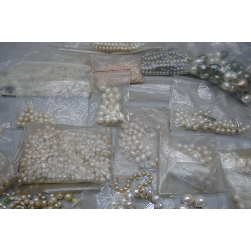 895 - Assorted cultured and freshwater pearls, some for re-stringing