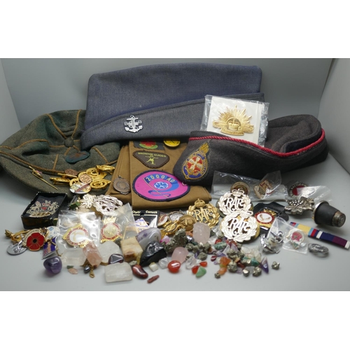 897 - A collection of military badges, other badges and patches, three hats, BB, Girls Brigade and Scouts,... 