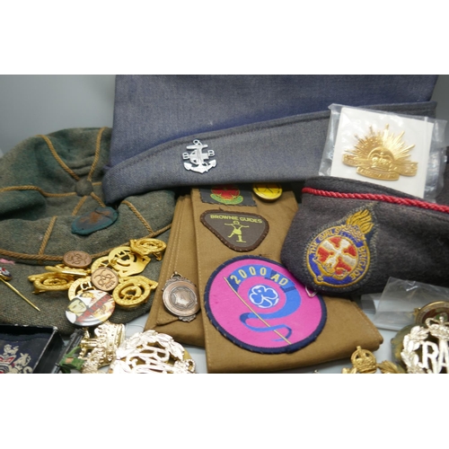 897 - A collection of military badges, other badges and patches, three hats, BB, Girls Brigade and Scouts,... 