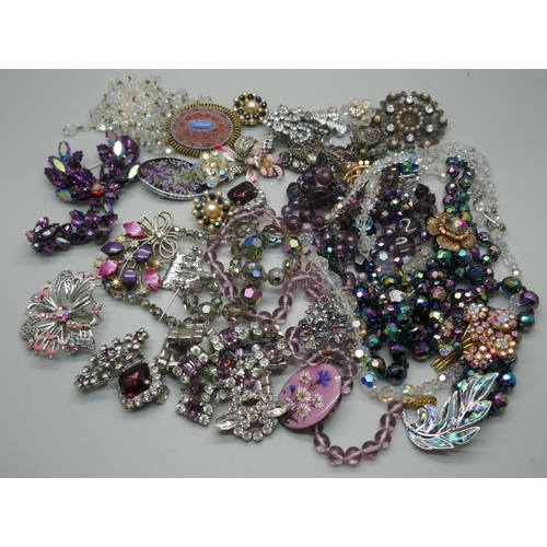 899 - A collection of costume jewellery