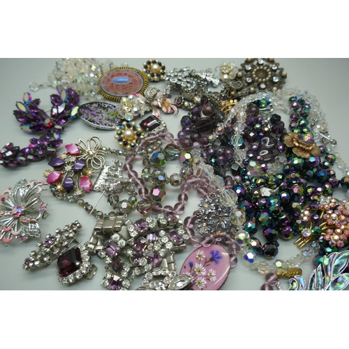 899 - A collection of costume jewellery