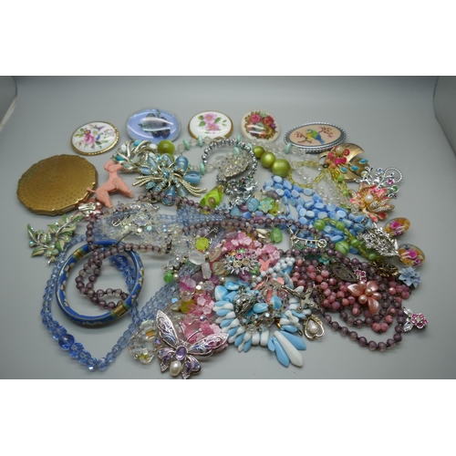 900 - A collection of costume jewellery