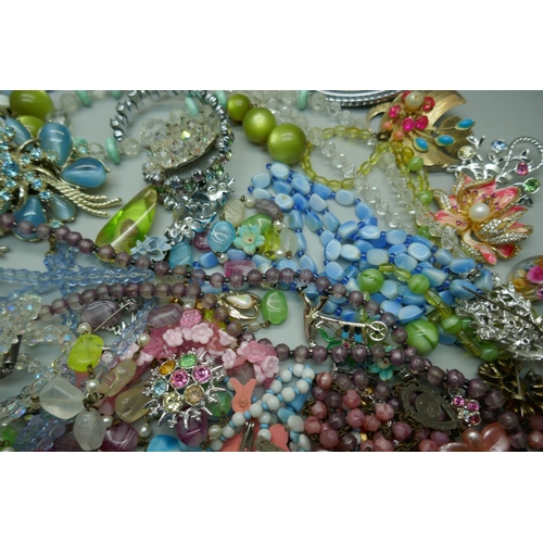 900 - A collection of costume jewellery