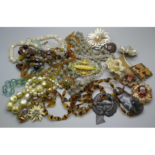 901 - A collection of costume jewellery