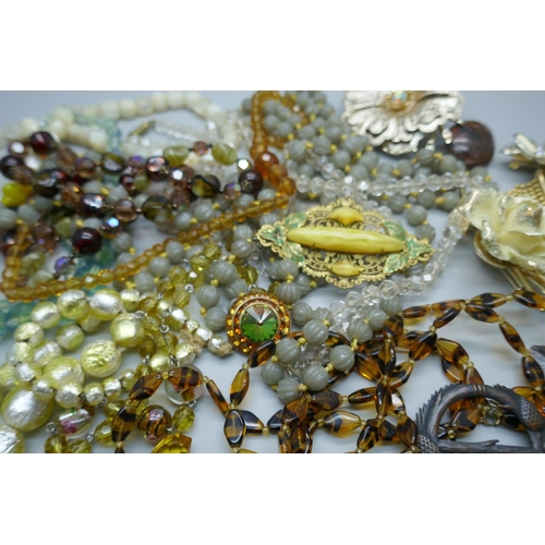 901 - A collection of costume jewellery