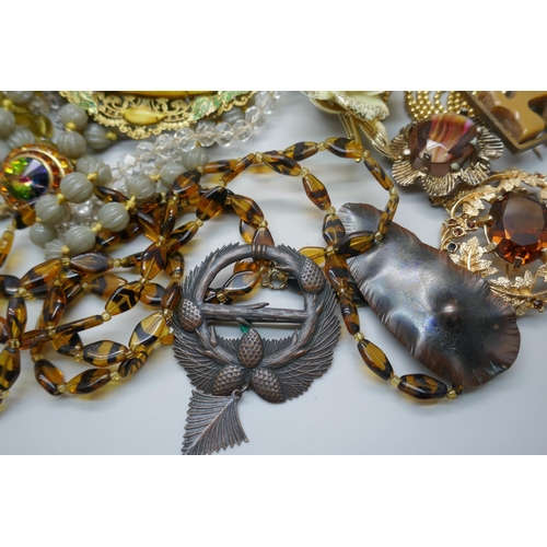 901 - A collection of costume jewellery