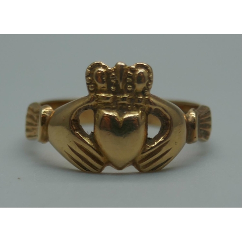 905 - A 14ct gold Claddagh ring, 3.5g, N