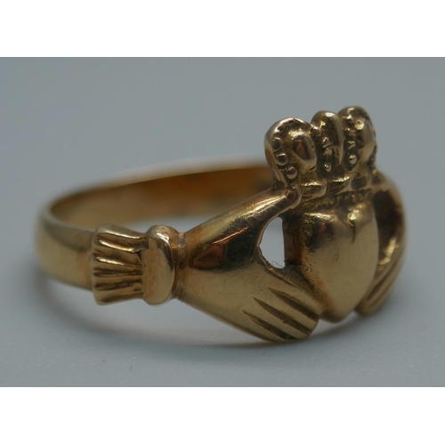 905 - A 14ct gold Claddagh ring, 3.5g, N