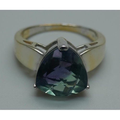 908 - A silver gilt, trilliant cut colour change fluorite solitaire ring, R