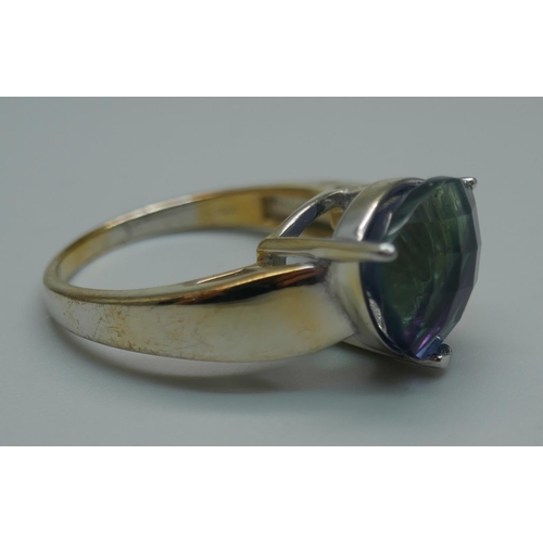 908 - A silver gilt, trilliant cut colour change fluorite solitaire ring, R