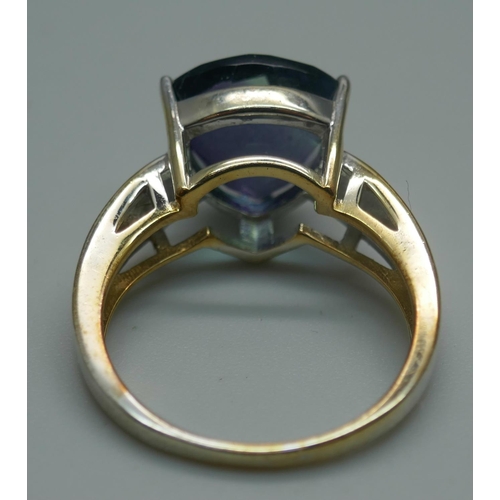 908 - A silver gilt, trilliant cut colour change fluorite solitaire ring, R