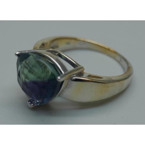 908 - A silver gilt, trilliant cut colour change fluorite solitaire ring, R