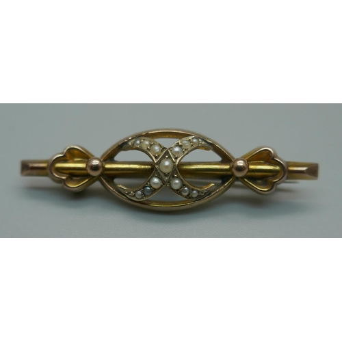 910 - A vintage 9ct gold brooch set with half pearls, 2g