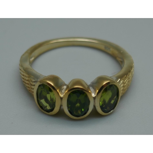 912 - A silver gilt vesuvianite trilogy ring, N/O