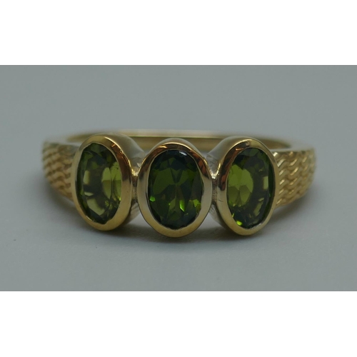 912 - A silver gilt vesuvianite trilogy ring, N/O