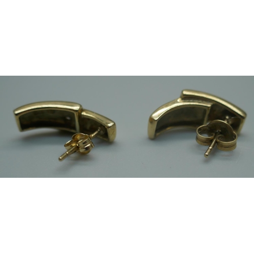 944 - A pair of 9ct gold earrings, 3.4g