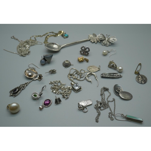 949 - Silver and white metal jewellery and a spoon, a/f, (60g for scrap)