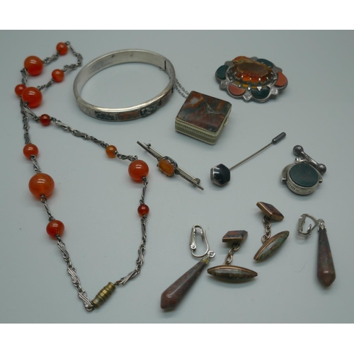 954 - A collection of agate set jewellery including a Victorian silver swivel fob, (pill box a/f)