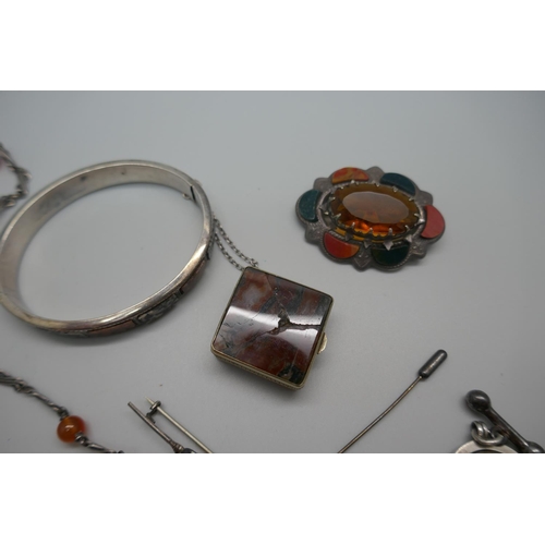 954 - A collection of agate set jewellery including a Victorian silver swivel fob, (pill box a/f)