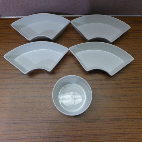 3020 - Lazy Susan With Porcelain Dishes  (315-145) *This lot is subject to VAT