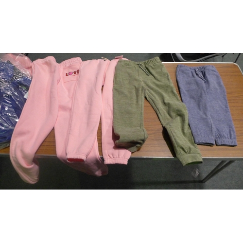 3401 - A small bag of mixed size/style children's clothing * This lot is subject to VAT