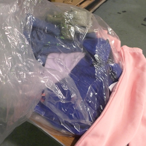 3401 - A small bag of mixed size/style children's clothing * This lot is subject to VAT