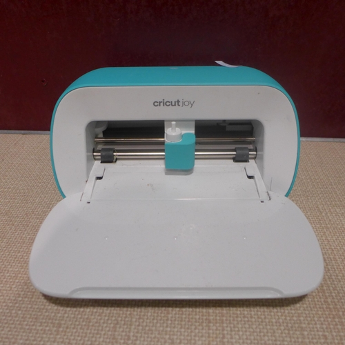 3127 - Cricut Joy Machine And Carry Case, original RRP  £199.99 + vat (314-203) *This lot is subject to vat