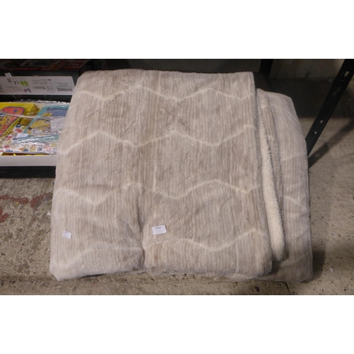 3202 - Faux Fur Sherpa Blanket  (314-250) *This lot is subject to vat