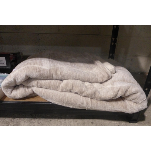 3202 - Faux Fur Sherpa Blanket  (314-250) *This lot is subject to vat