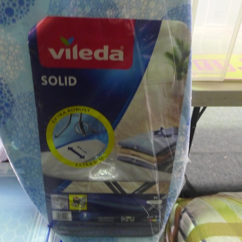 3356 - Vileda solid 122 x 44cm ironing board (leg damaged)