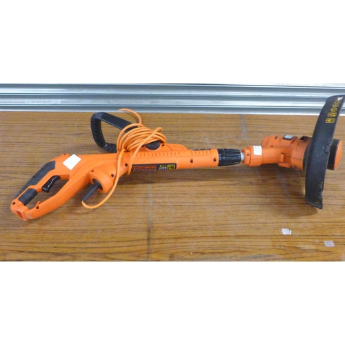 2240 - A Black & Decker ST425 extendable 240v electric strimmer