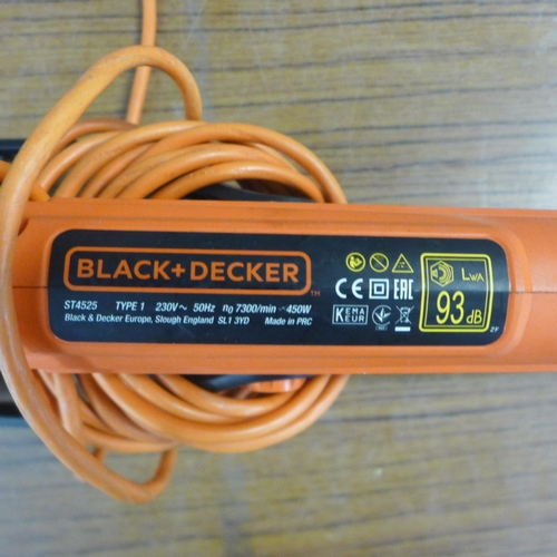 2240 - A Black & Decker ST425 extendable 240v electric strimmer